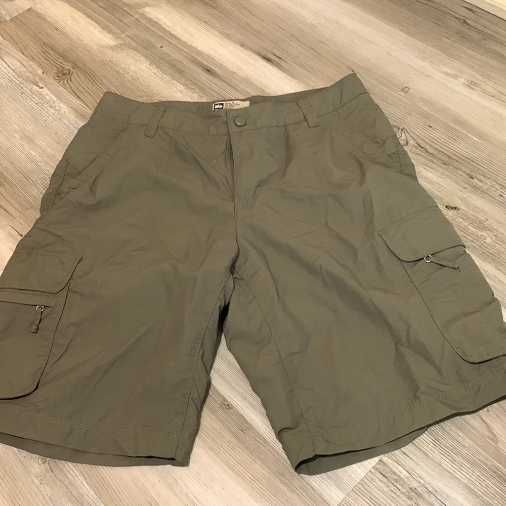 Rei Bermuda  shorts, machine wash, light weight, pockets front and back,